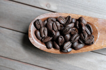 上から見たスプーンのうえにあるコーヒー豆