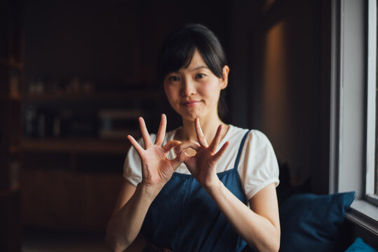 【手話】（女性）「繋がり」
