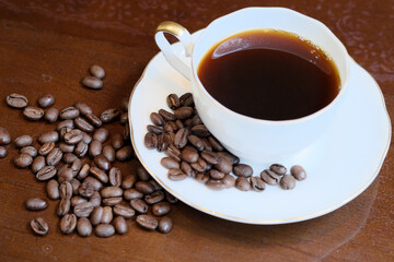 コーヒーカップから溢れる豆
