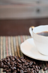 半分のコーヒーカップと豆