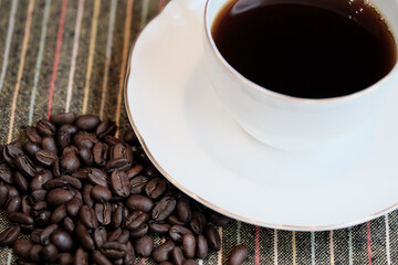 美味しいコーヒー豆とカップのイメージ素材