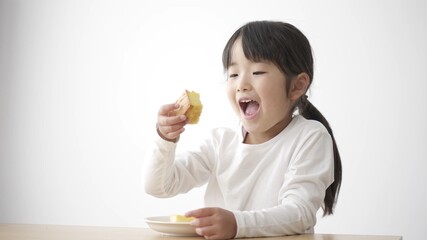おやつを食べる女の子