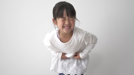 腹痛でお腹を押さえる女の子