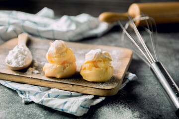 Pour the cream on the table ready to serve.