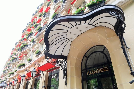 Façade du célèbre palace Plaza Athénée, hôtel de luxe / restaurant gastronomique avenue Montaigne à Paris, avec sa porte d’entrée surmontée d'une marquise – mai 2021 (France)