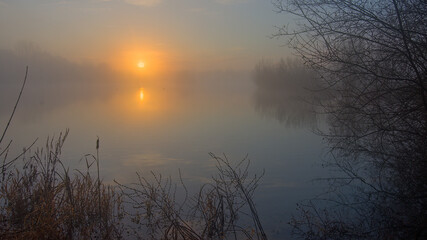 Fototapeta na wymiar Brouillard au lever du soleil sur le lac de la Monnerie à la Flèche