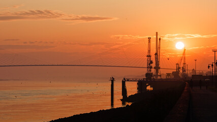 Fototapeta na wymiar Port d'Honfleur et pont de Normandie au lever du soleil