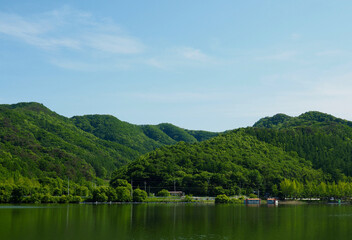 Fototapeta premium 한국 여름의 산과 호수, 녹색, 환경 