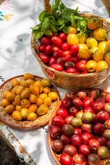 Variedad de Ciruela Amarilla o Ciruela mexicana en un plato y canasta
