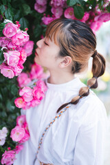 Fototapeta premium ローズガーデンにいる女性