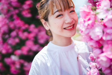 Fototapeta premium バラ園にいる女性