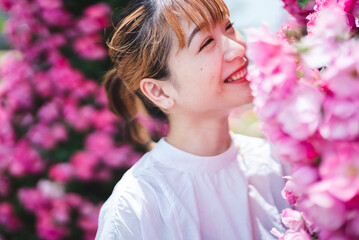 Fototapeta premium バラ園にいる女性