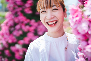 Fototapeta premium バラ園にいる女性