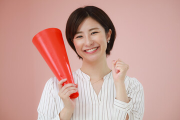 メガホンを持つ女性