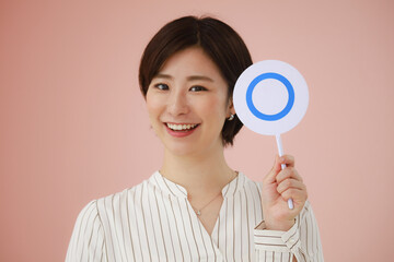 〇札を持つ女性