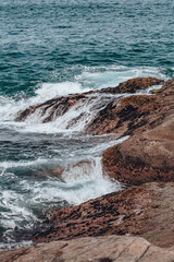 Ondas batendo numa pedra