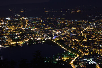 Ville d'Annecy éclairée de nuit depuis les hauteur