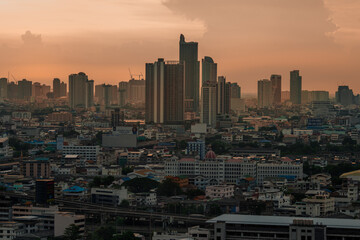 Obraz premium panoramic high-angle evening background of the city view,with natural beauty and blurred sunsets in the evening and the wind blowing all the time,showing the distribution of city center accommodation