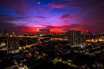 Obraz premium Background of high-rise buildings in the heart of the city,Bangkok, with a variety of traffic both water and land, easy to connect many routes