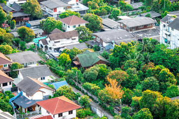 Obraz premium The high angle background of the city view with the secret light of the evening, blurring of night lights, showing the distribution of condominiums, dense homes in the capital community