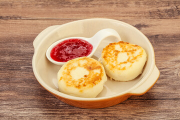 Cottage cheese pancakes with strawberry jam