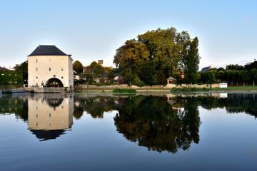 Obraz premium Barrage et moulin de Parcé sur Sarthe sous un ciel bleu
