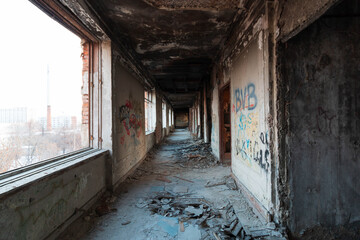 Fototapeta na wymiar abandoned building in the center of Yekaterinburg