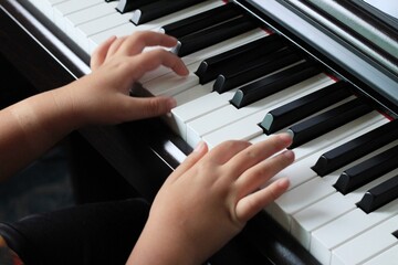 hands playing piano