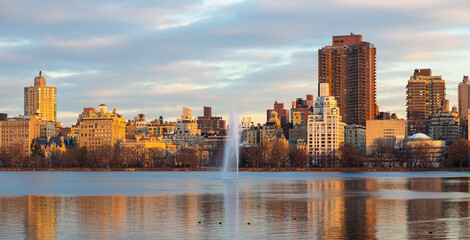Obraz premium Jacqueline Kennedy Onassis Reservoir and buildings along 5th Avenue, Manhattan, New York.
