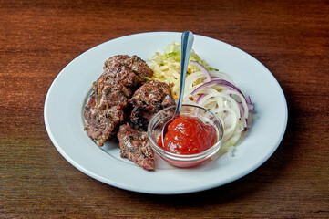 Veal skewer with salad and ketchup