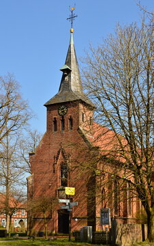 Historische Kirche im Dorf Bierde, Niedersachsen
