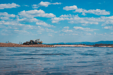 Obraz premium lake near the mountains from which the stone material is mined