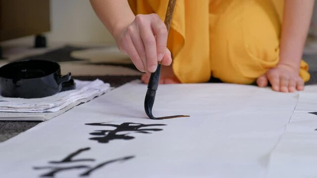 書道をする日本人女性　習字　毛筆