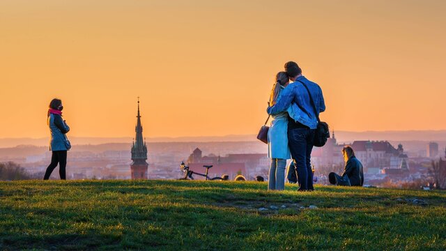 Para zakochanych na tle starego miasta w krakowie z kopca krakusa