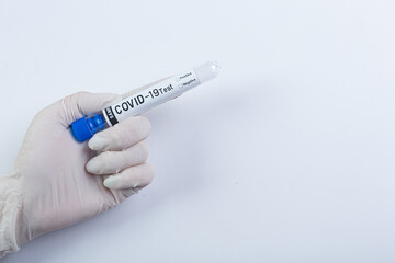 Obraz premium Test tube with blood sample for COVID-19 test