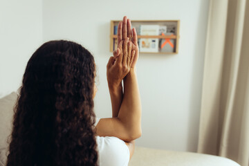 Frau macht Yoga und Dehnübungen zur Entspannung zuhause auf dem Bett