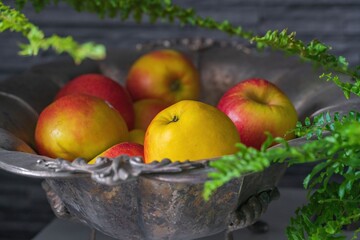 Srebrna taca z czerwono-żółtymi jabłkami