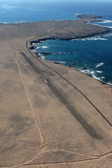 Fotografía aérea de una antigua pista de aterrizaje en la península de Jandia al sur de la isla de Fuerteventura en Canarias