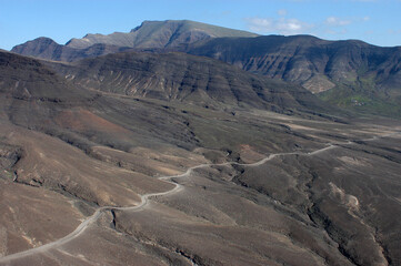 Fotografía aérea de áridas montañas en el sur de la isla de Fuerteventura en Canarias
