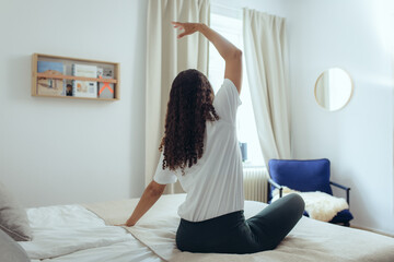 Frau macht Yoga zuhause zur Entspannung auf dem Bett