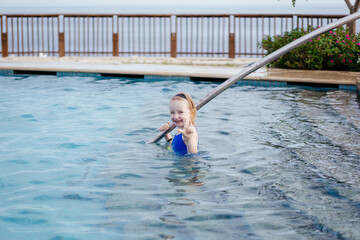 Naklejka premium child in swimming pool