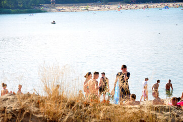 Am Badesee Holdorf: ein heißer Sommertag mit Badegästen geht zu Ende
