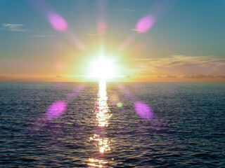 tramonto sul mare o sole sul mare che sorge