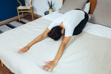 Frau macht Yoga zuhause zur Entspannung auf dem Bett