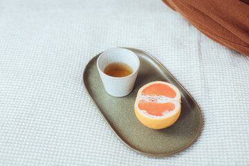 Tee und Grabefruit bei Yoga und Entspannung