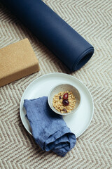 Yoga und gesundes Frühstück
