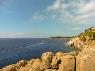 paesaggio al mare scia del motore di una barca