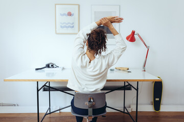 yoga auf dem Stuhl im Büro