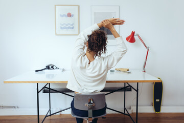 yoga auf dem Stuhl im Büro