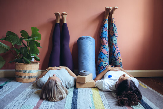 Zwei Frauen machen Yoga zusammen zuhause